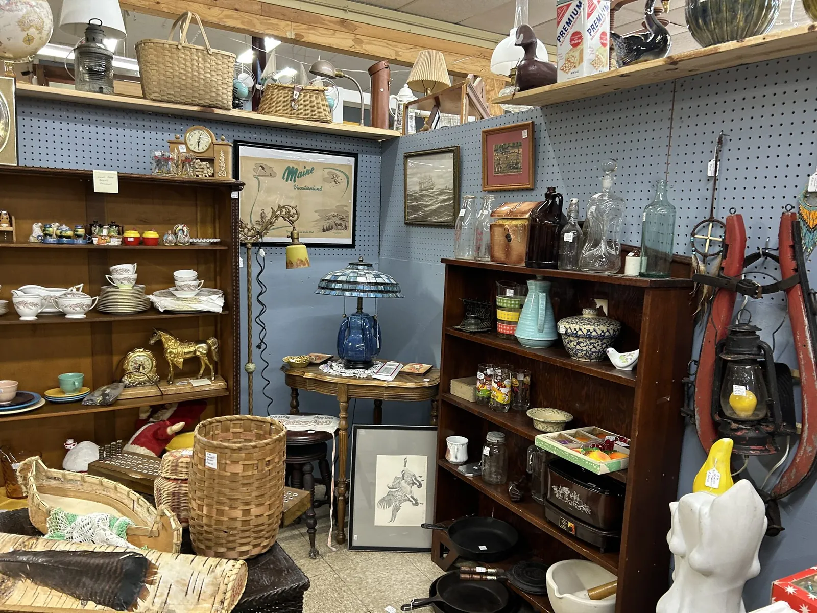 bangor-antiques-mall-antique-baskets-and-vendor-booth