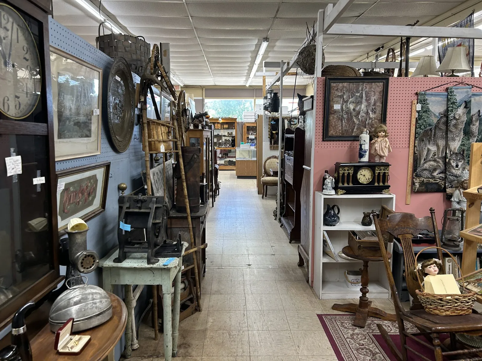bangor-antiques-mall-antique-furniture-shopping-aisle