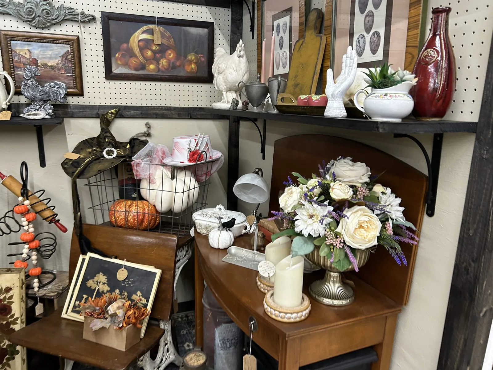 bangor-antiques-mall-floral-arrangement-and-ceramic-decor