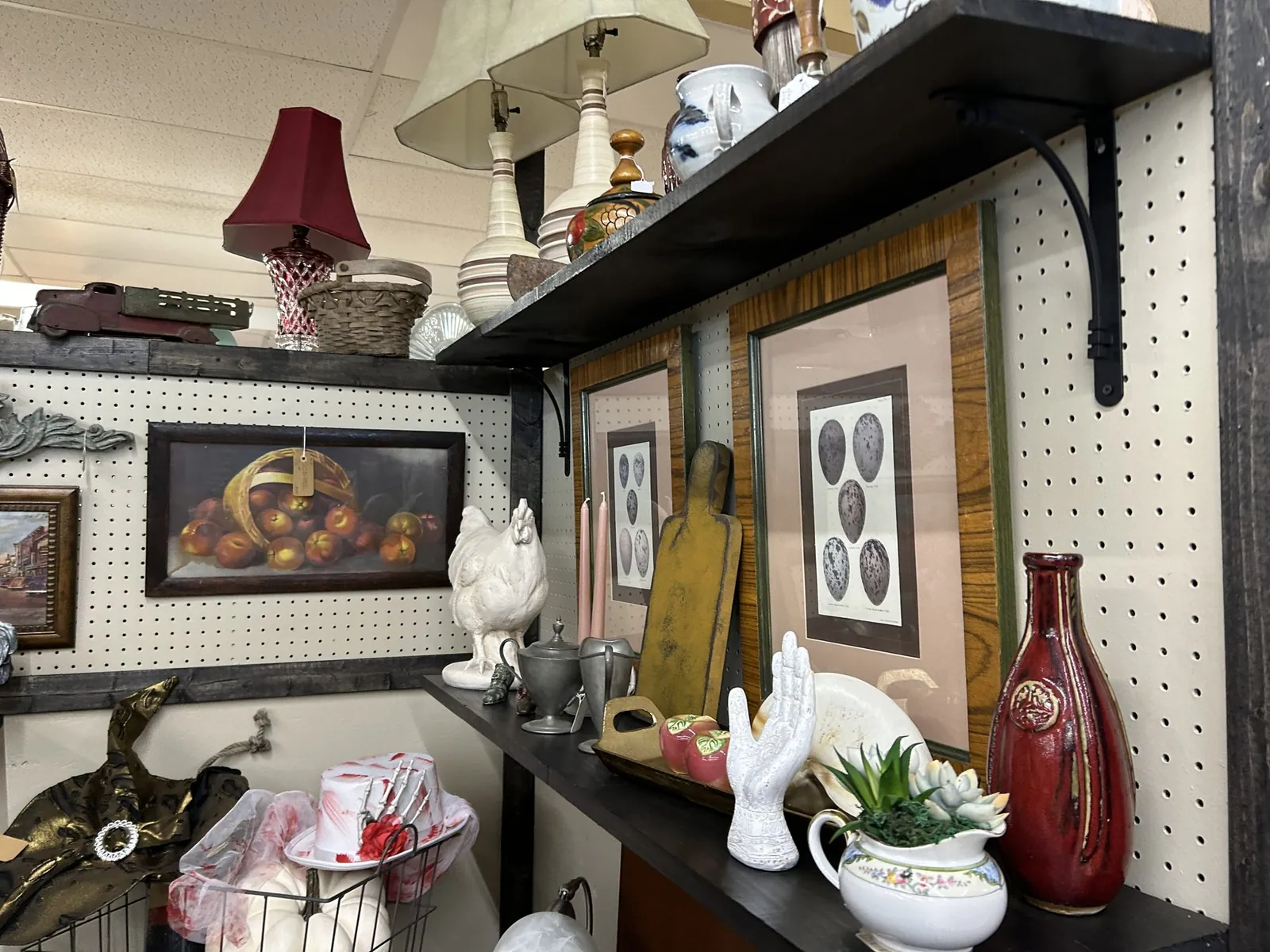 bangor-antiques-mall-framed-art-vases-and-table-lamps