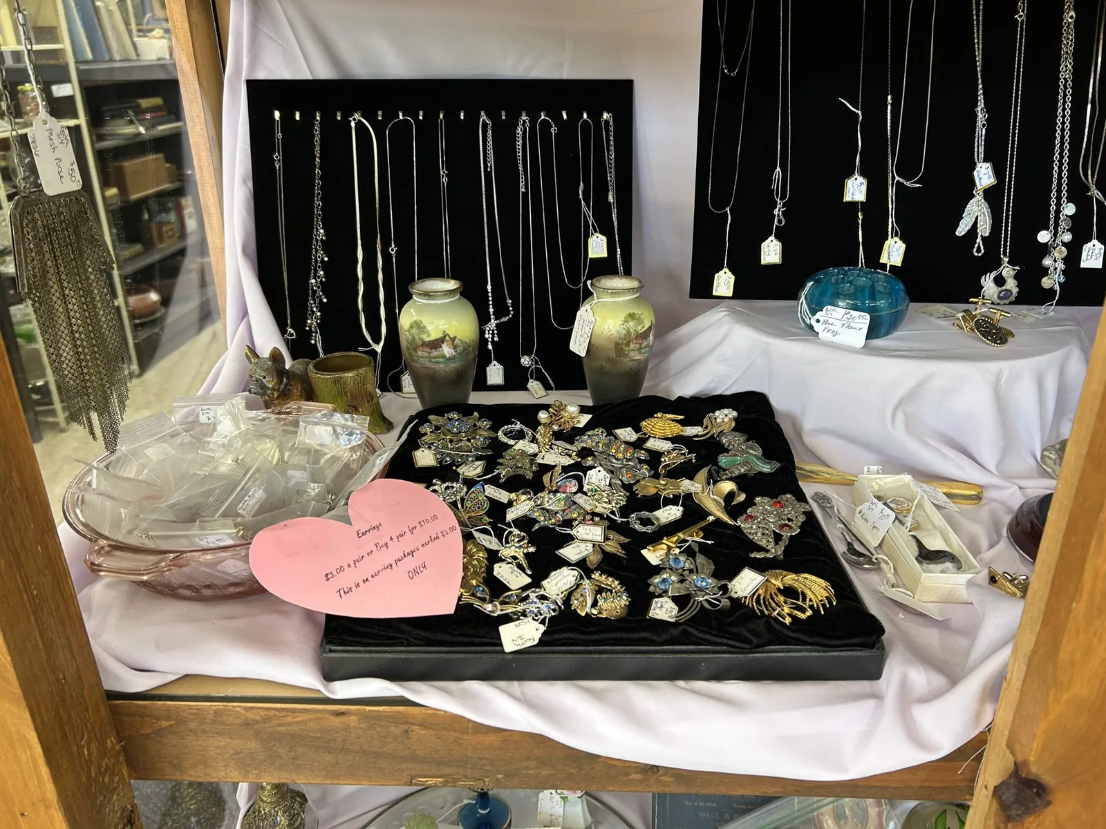 bangor-antiques-mall-pendant-necklaces-and-jewelry-tray