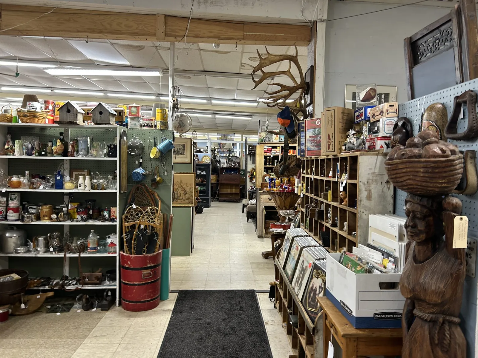 bangor-antiques-mall-vendor-booths-and-collectibles-aisle