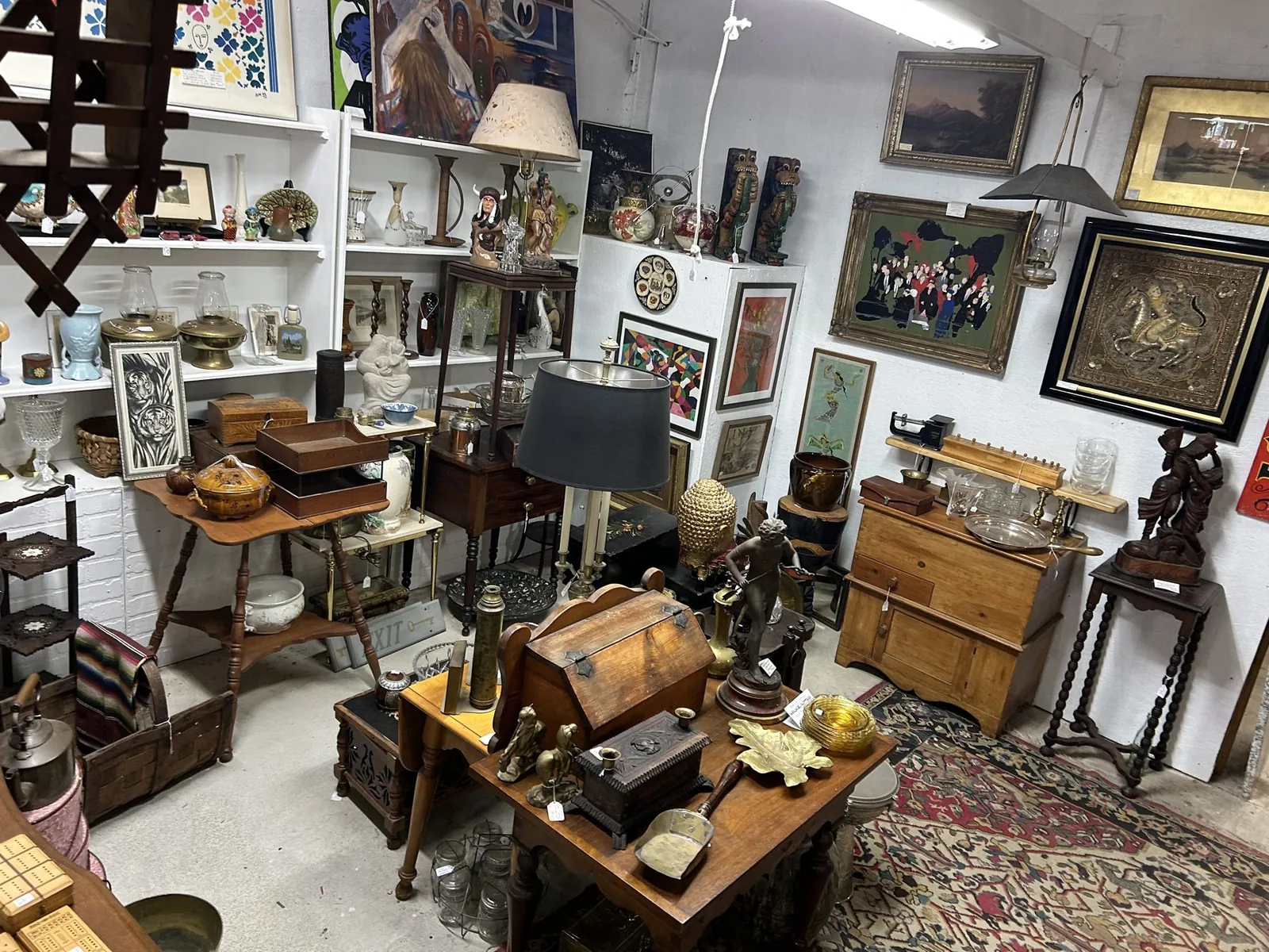 bangor-antiques-mall-vintage-radios-and-framed-art