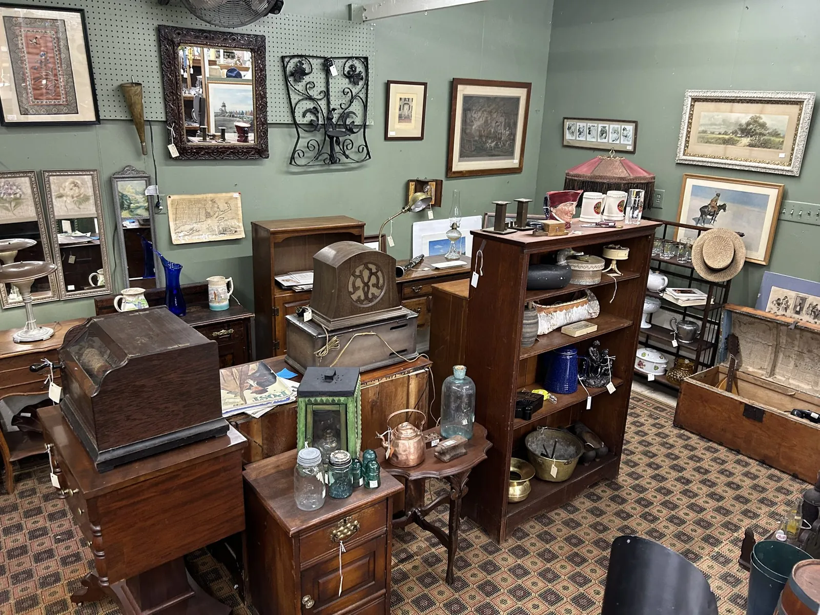 bangor-antiques-mall-vintage-radios-and-wooden-furniture
